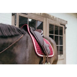 Kentucky Horsewear Dressur Schabracke 'Plaited Cord' - bordeaux
